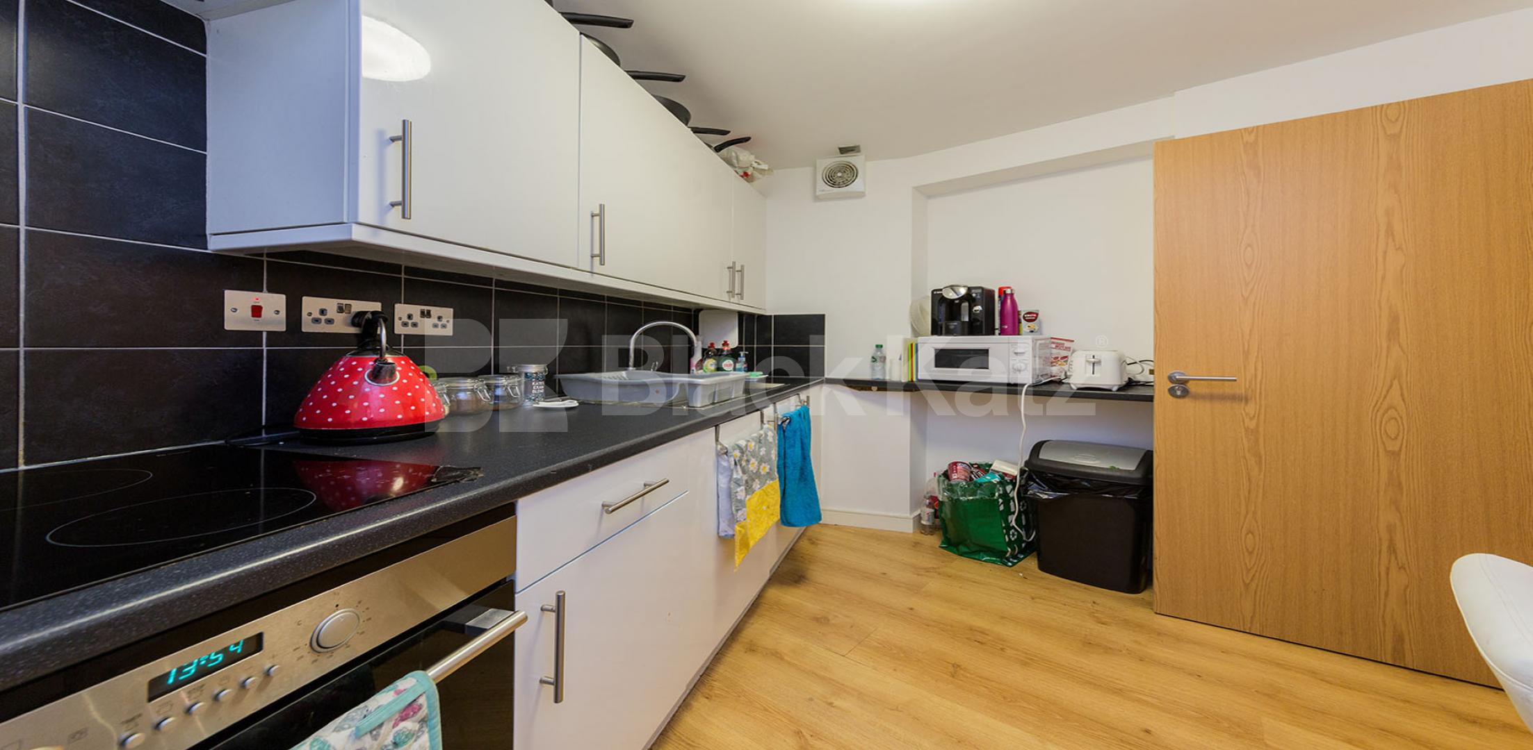 			PERFECT FOR 3 OR 4 SHARERS!, 3 Bedroom, 1 bath, 1 reception Apartment			 Criterion Mews, ARCHWAY N19